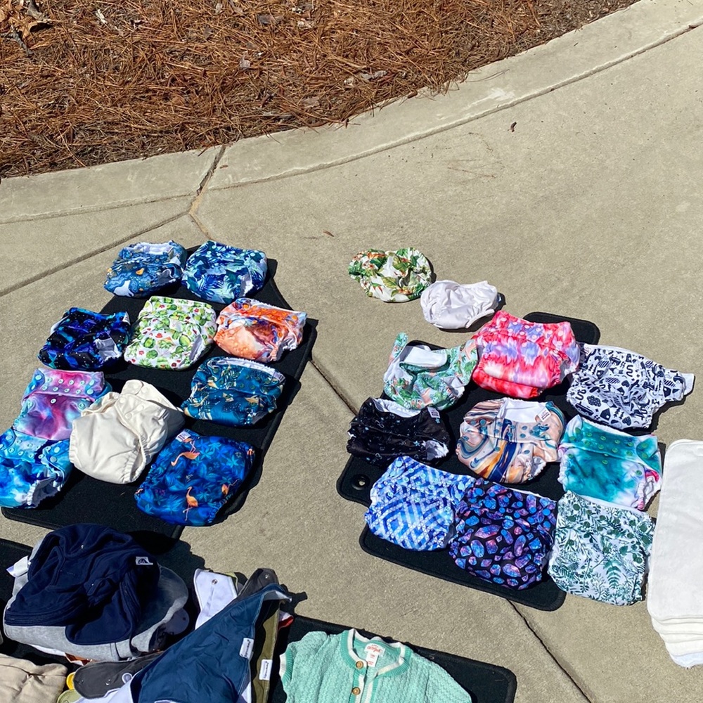 21 cloth diapers. Mama Koala & 2 Charlie Bananas. 1 swim & 1 cover. 17 inserts.